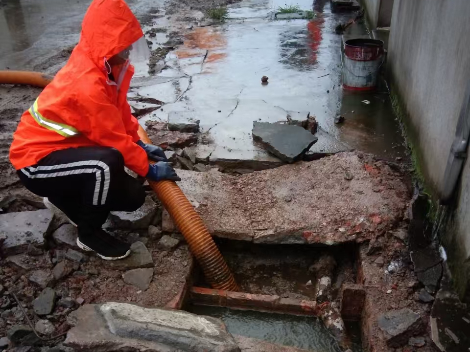 木兰专业清理污水池 炜誉市政以规范流程守护城市 “肠道”